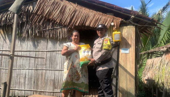 Bhabinkamtibmas Polsek Jemaja Berikan Bantuan Beras Untuk Warga Kurang Mampu