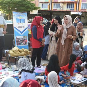 Puluhan Anak Piknik Bareng Bunda Literasi Kepri Baca Buku di Jalan Bandara Tanjungpinang