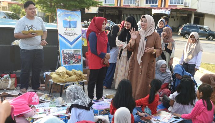 Puluhan Anak Piknik Bareng Bunda Literasi Kepri Baca Buku di Jalan Bandara Tanjungpinang