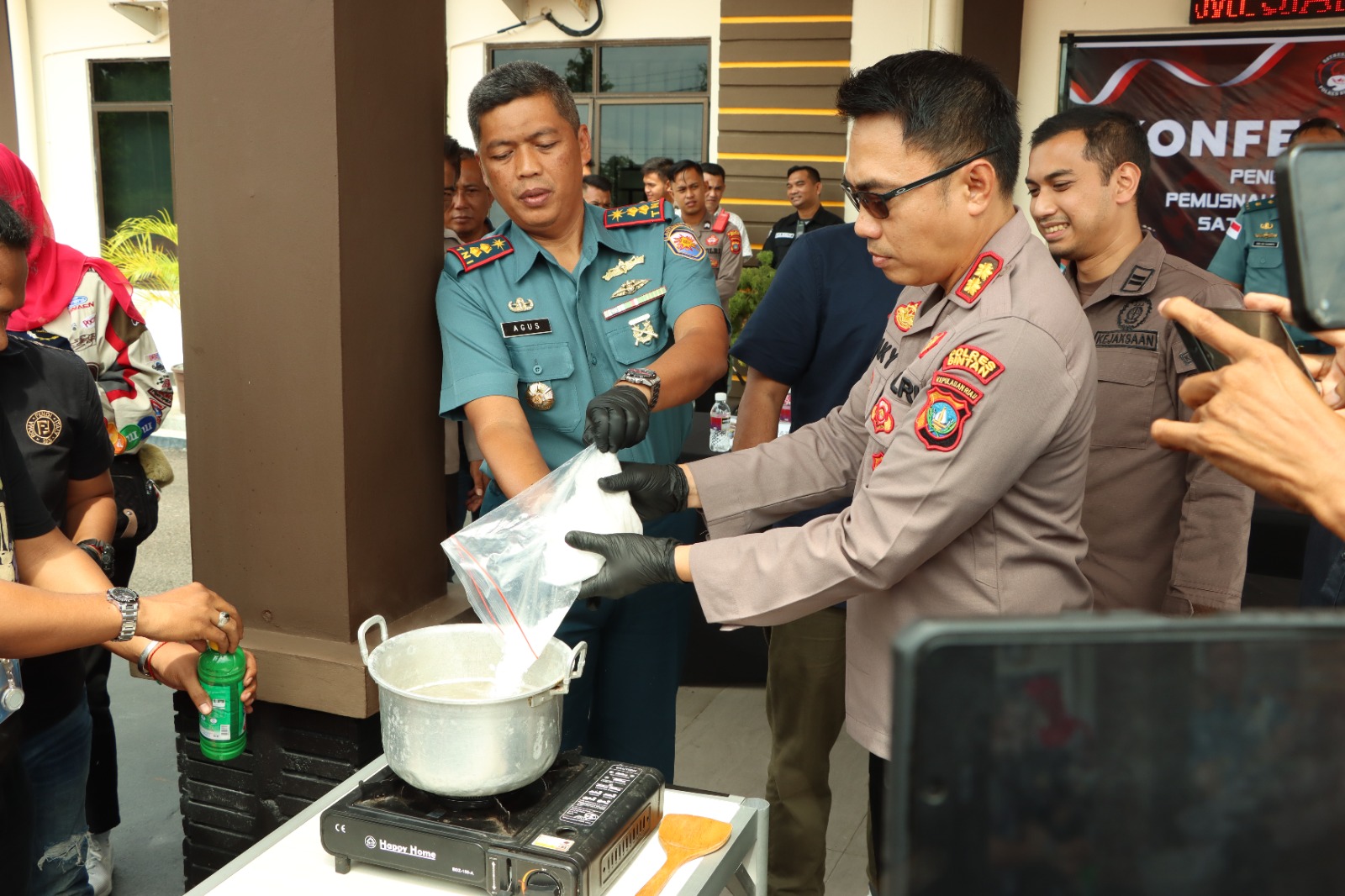 Polres Bintan dan Lanal Bintan Musnahkan Narkoba Jenis Sabu 749,99 Gram