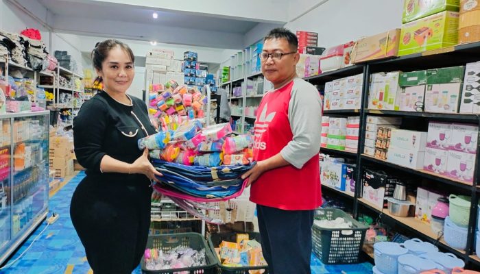 100 Pelajar di Lingga Terima Tas Sekolah dan Tempat Bekal Makan Minum dari Cantika
