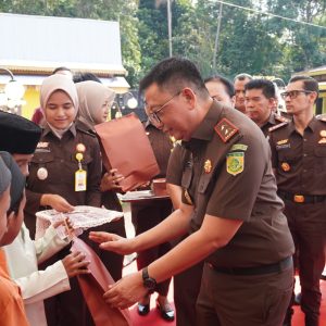 Peringati HUT HBA Ke-64 dan IAD Ke- XXIV, Kejati Kepri Serahkan KIA dan Bansos di Penyengat 