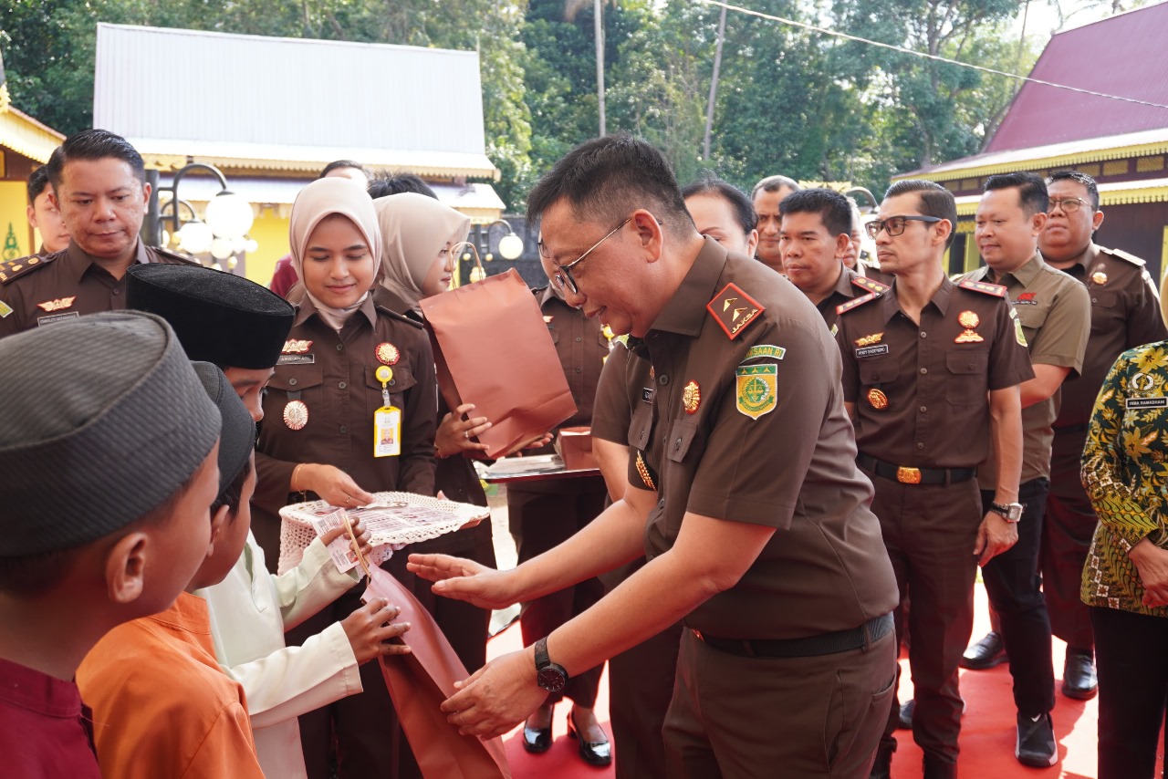Peringati HUT HBA Ke-64 dan IAD Ke- XXIV, Kejati Kepri Serahkan KIA dan Bansos di Penyengat 