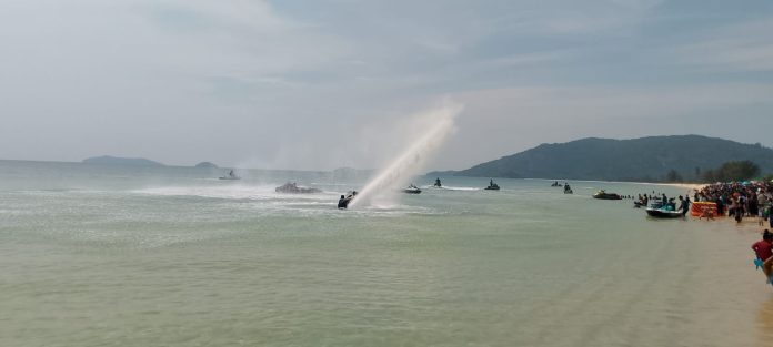 Bupati Natuna Buka Parade Jetsky Di Pantai Sisi Diikuti 36 Peserta, 11 Peserta Dari Serawak Malaysia