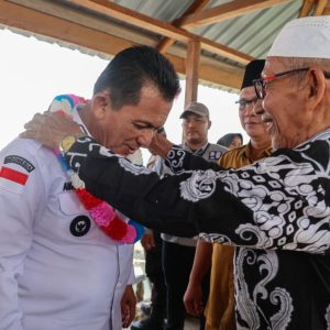 Kunker ke Desa Mensanak, Ansar Ahmad Salurkan Bantuan Senilai Rp1,13 Miliar
