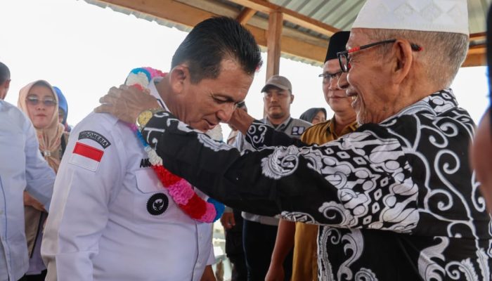 Kunker ke Desa Mensanak, Ansar Ahmad Salurkan Bantuan Senilai Rp1,13 Miliar
