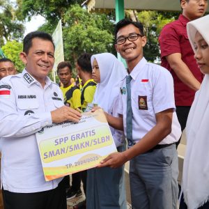 Tingkatkan Kesejahteraan dan Infrastruktur, Gubernur Ansar Serahkan Rp3,13 Miliar Di Desa Rejai 