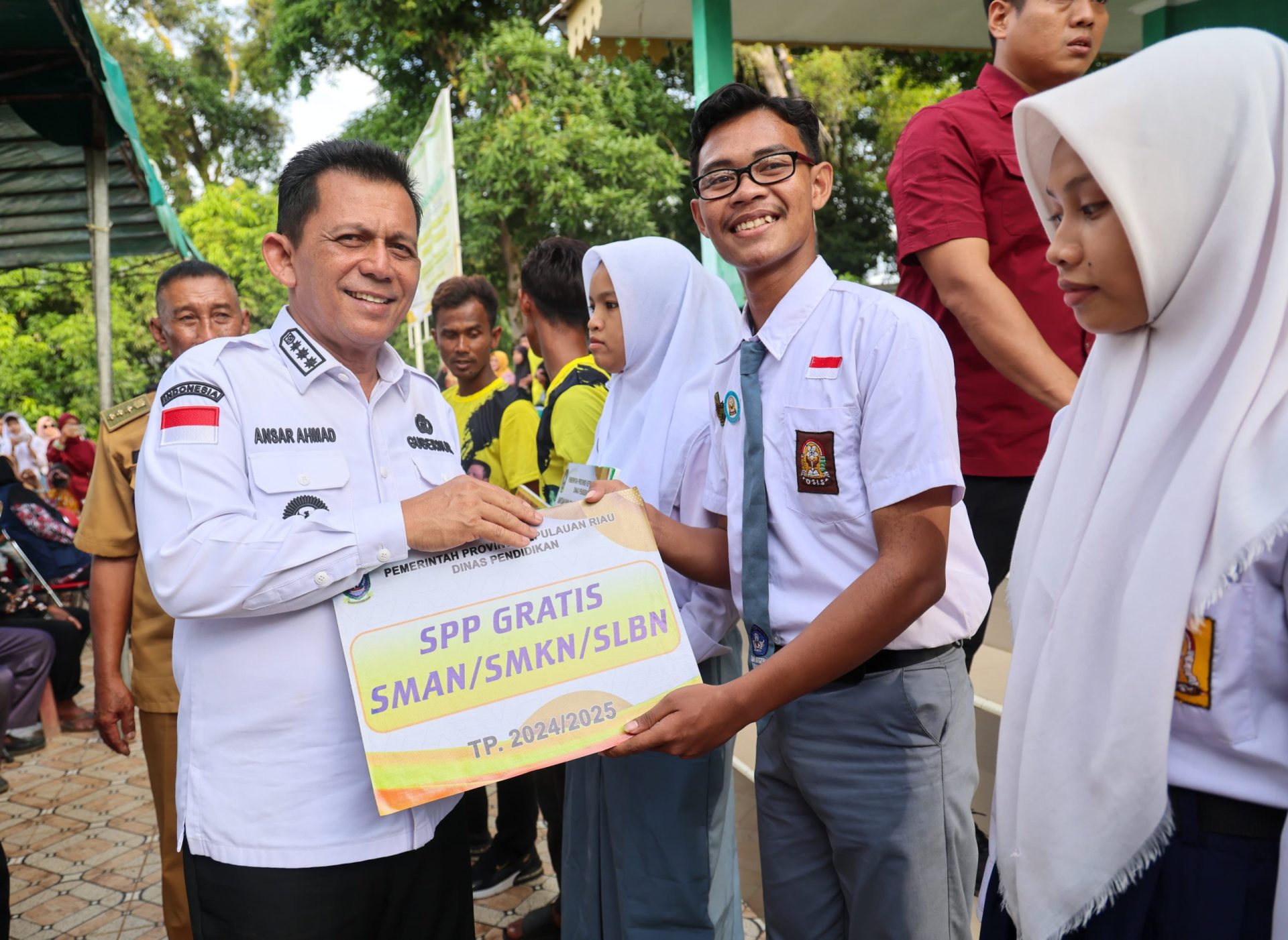 Tingkatkan Kesejahteraan dan Infrastruktur, Gubernur Ansar Serahkan Rp3,13 Miliar Di Desa Rejai 