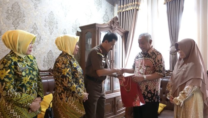 HUT HBA Ke-64 dan IAD Ke-XXI Kejati Kepri Anjangsana Ke Rumah Purna Adhyaksa