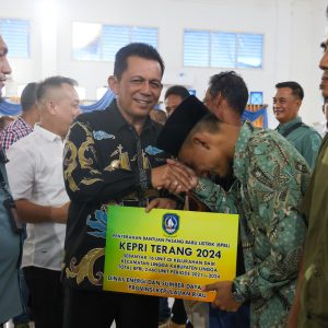 Kunker di Lingga, Gubernur Ansar Serahkan Bantuan Rp 2,58 Miliar Untuk Masyarakat Daik