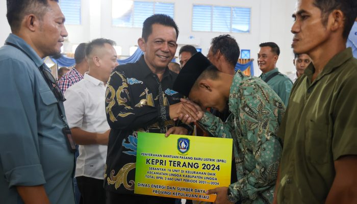 Kunker di Lingga, Gubernur Ansar Serahkan Bantuan Rp 2,58 Miliar Untuk Masyarakat Daik