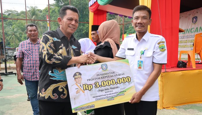 Gubernur Ansar Salurkan Bantuan Senilai Rp523,2 Juta di Kecamatan Pancur Lingga
