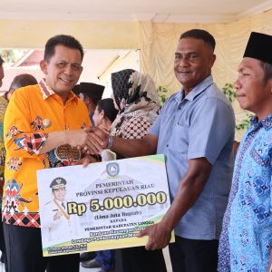 Dukung Pembangunan, Gubernur Ansar Serahkan Bantuan  Rp837,7 Juta di Desa Cempa Lingga