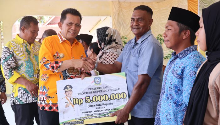 Dukung Pembangunan, Gubernur Ansar Serahkan Bantuan  Rp837,7 Juta di Desa Cempa Lingga