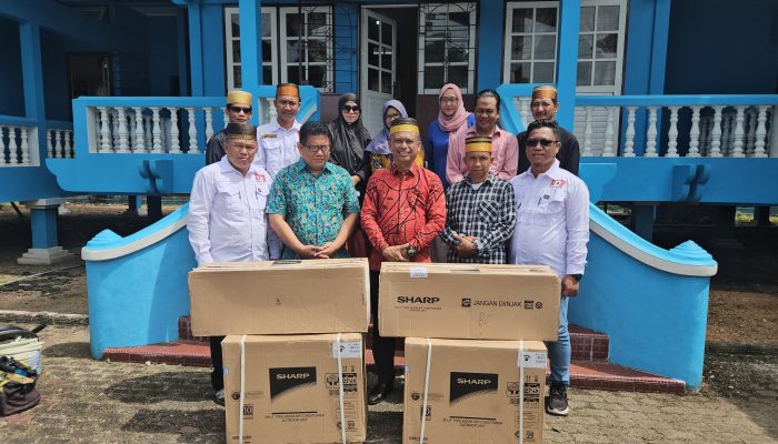 BPW KKSS Kepri Serahkan AC Untuk Yayasan Kebudayaan Indera Sakti Penyengat