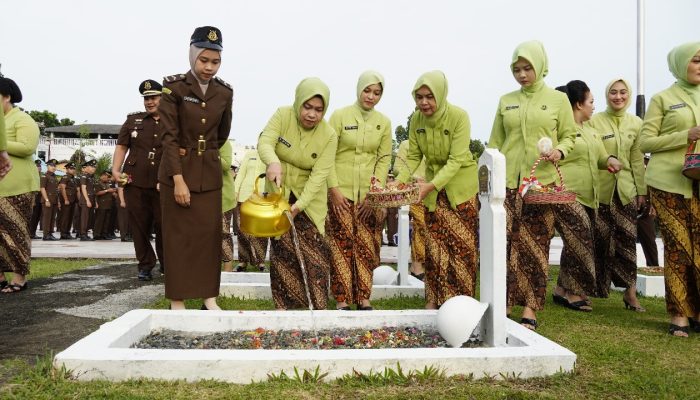 Peringati HBA Ke-64 dan IAD Ke-XXIV, Kejati Kepri Ziarah dan Syukuran 