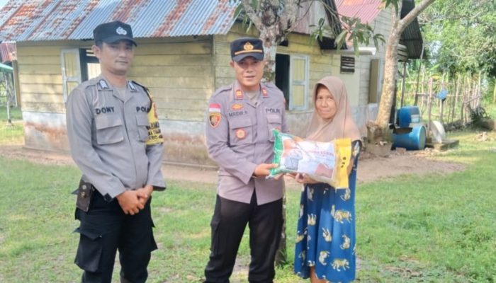 Polsek Dabo Singkep Bagikan Sembako Untuk Warga Sungai Lumpur dan Tanjung Harapan