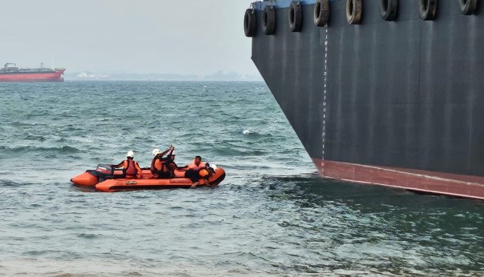 Pekerja Subcon Painting Jatuh Ke Laut Dari Kapal Tongkang di Perairan Kabil Batam 