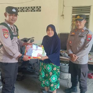 Polsek Dabo Singkep Serahkan Bantuan Sembako Polda Kepri Ke Warga