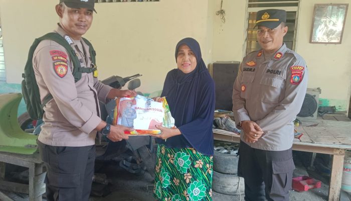 Polsek Dabo Singkep Serahkan Bantuan Sembako Polda Kepri Ke Warga