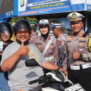 Operasi Patuh Seligi 2024, Satlantas Polresta Tanjungpinang Bagikan Helm Gratis