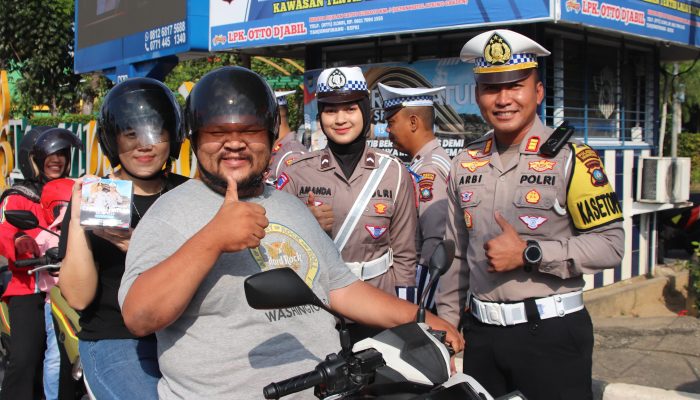 Operasi Patuh Seligi 2024, Satlantas Polresta Tanjungpinang Bagikan Helm Gratis