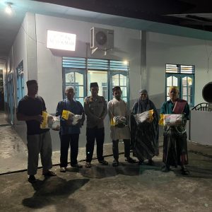 Usai Sholat Subuh di Surau Al Hikmah, Polsek Dabo Singkep Serahkan Bantuan Beras Untuk Warga