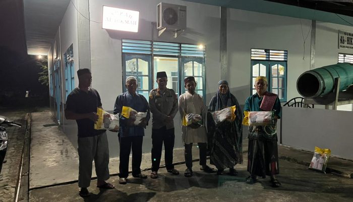 Usai Sholat Subuh di Surau Al Hikmah, Polsek Dabo Singkep Serahkan Bantuan Beras Untuk Warga