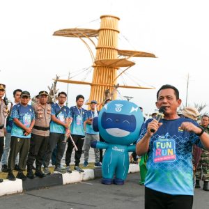 Gubernur Ansar Lepas Ribuan Peserta 5K PLN Mobile Fun Run 2024 di Pelataran Tugu Sirih