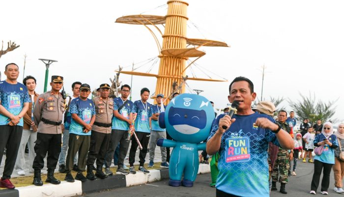 Gubernur Ansar Lepas Ribuan Peserta 5K PLN Mobile Fun Run 2024 di Pelataran Tugu Sirih