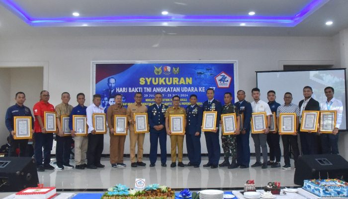 Syukuran Hari Bakti TNI AU Ke-77, Danlanud Raja Haji Fisabilillah Berikan Piagam Penghargan