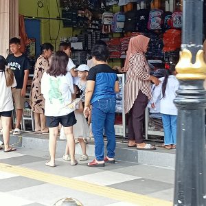 Jelang TA 2024/2025, Penjual Baju Seragam Sekolah di Tanjungpinang Diserbu Warga 