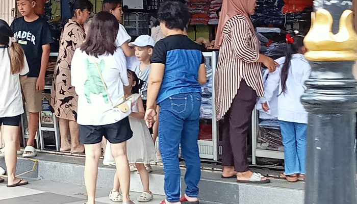 Jelang TA 2024/2025, Penjual Baju Seragam Sekolah di Tanjungpinang Diserbu Warga 