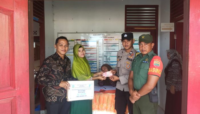 Babinkamtibmas Polsek Jemaja Bersama Babinsa Amankan Penyaluran BLT – DD
