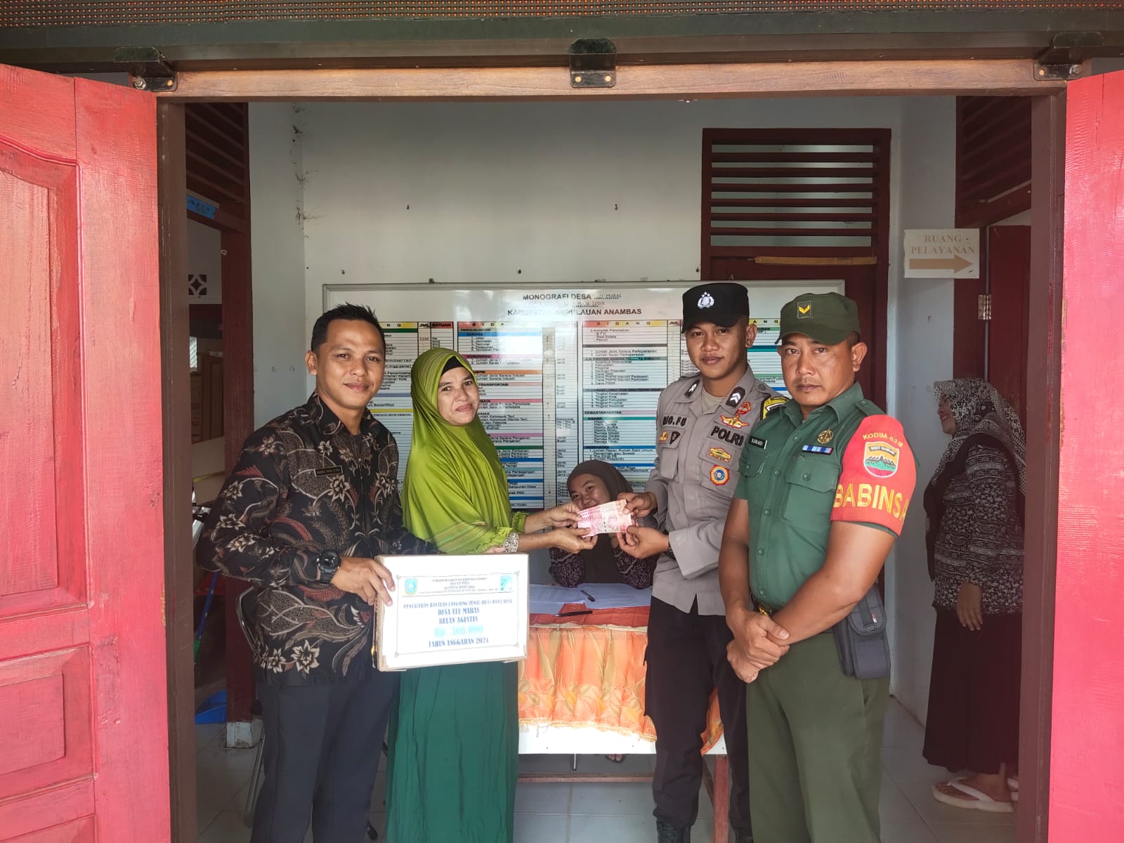 Babinkamtibmas Polsek Jemaja Bersama Babinsa Amankan Penyaluran BLT – DD