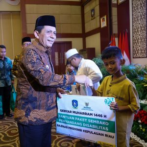 Gebyar Muharram 1446 H, Gubernur Ansar dan Baznas Kepri Serahkan Santunan serta Bantuan 