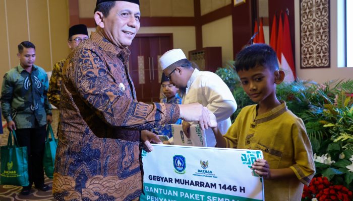 Gebyar Muharram 1446 H, Gubernur Ansar dan Baznas Kepri Serahkan Santunan serta Bantuan 