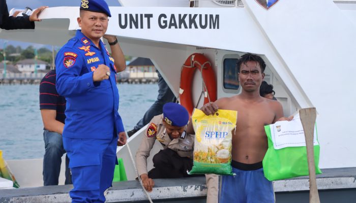 Sat Polairud Polresta Tanjungpinang Bagikan Paket Sembako Untuk Penambang Boat