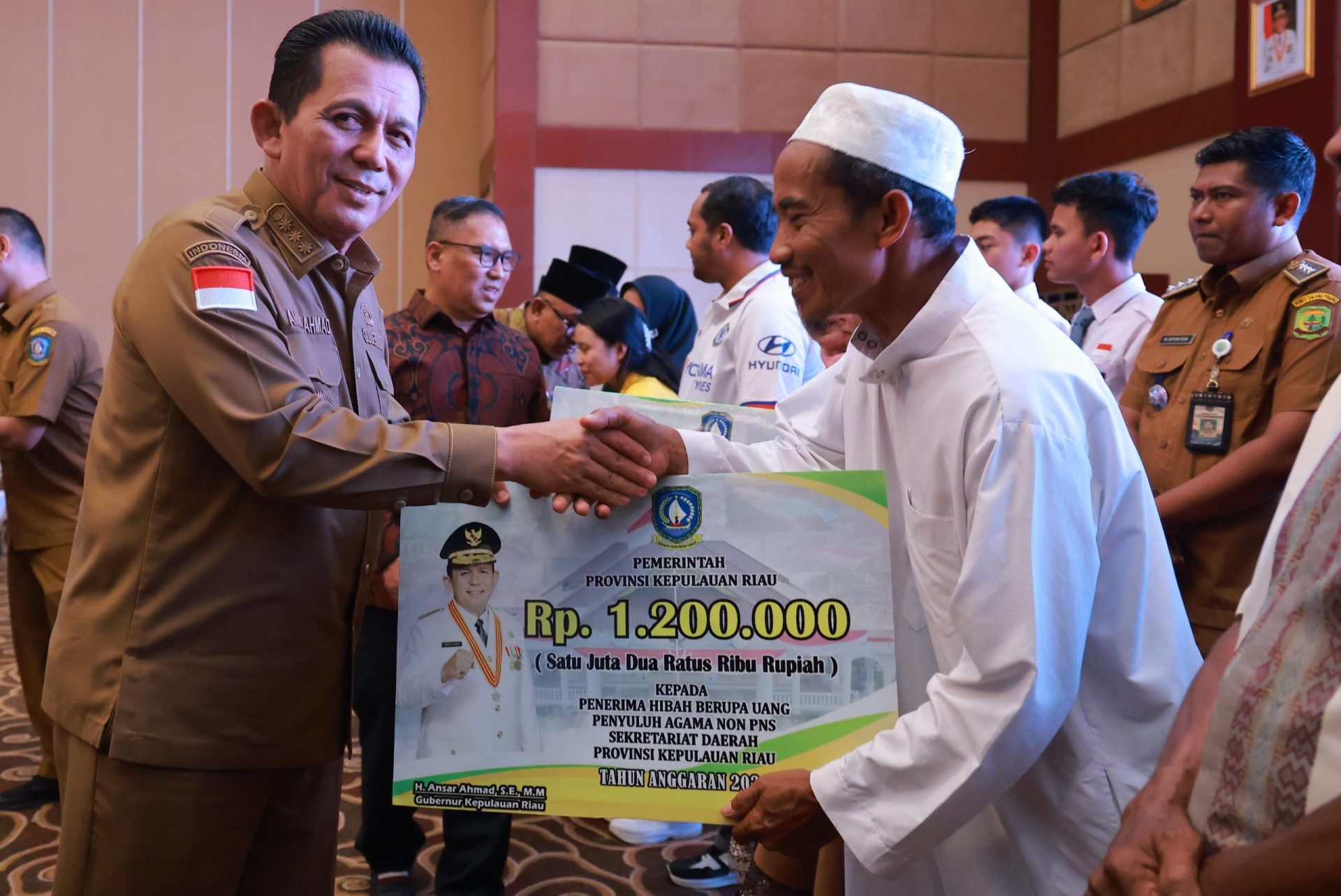 Tingkatkan Kesejahteraan Masyarakat, Gubernur Ansar Serahkan Bantuan Rp142 Miliar di Tanjungpinang
