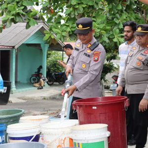 Polsek Tanjungpinang Timur Distribusikan Air Bersih Di Kampung Sidojadi