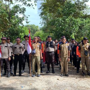 Polres Bintan Kibarkan Bendera Merah Putih di Puncak Gunung Bintan