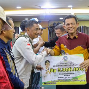 Gubernur Kepri Serahkan Berbagai Bantuan di Batam Senilai Rp48,4 Miliar