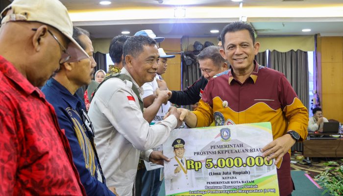 Gubernur Kepri Serahkan Berbagai Bantuan di Batam Senilai Rp48,4 Miliar