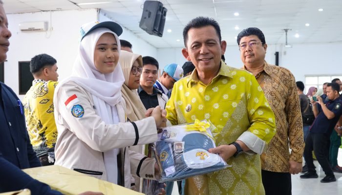Gubernur Ansar Serahkan Bansos untuk Warga di Batu Aji, Sekupang, dan Belakang Padang Batam