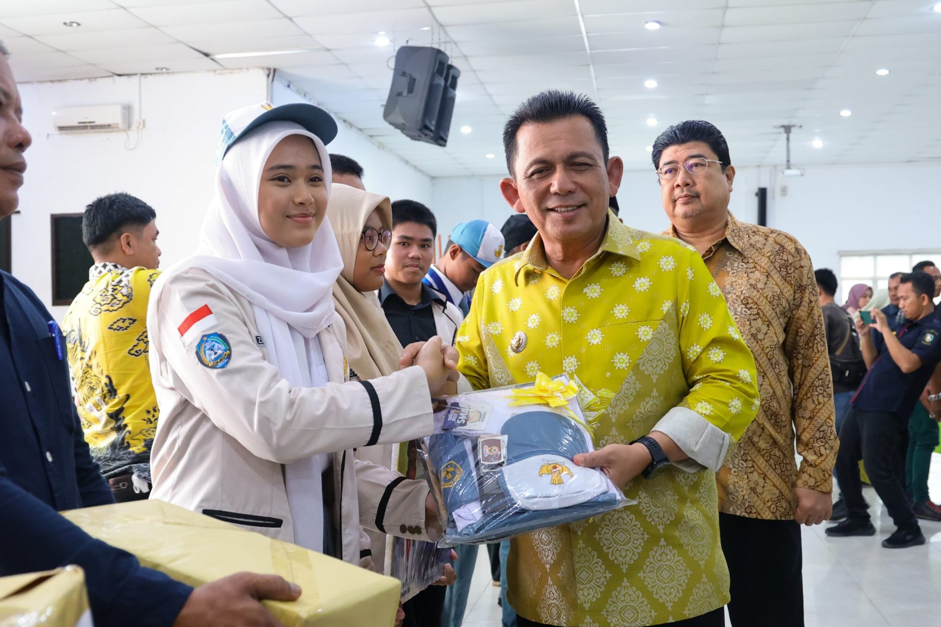 Gubernur Ansar Serahkan Bansos untuk Warga di Batu Aji, Sekupang, dan Belakang Padang Batam