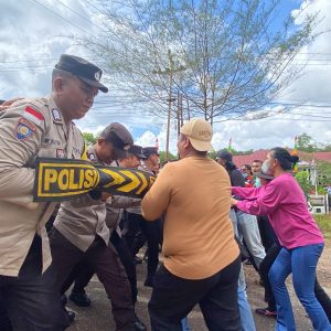 Tolak Hasil Pemilu, Polisi Lumpuhkan Pendemo Anarkis di Kantor KPUD Bintan