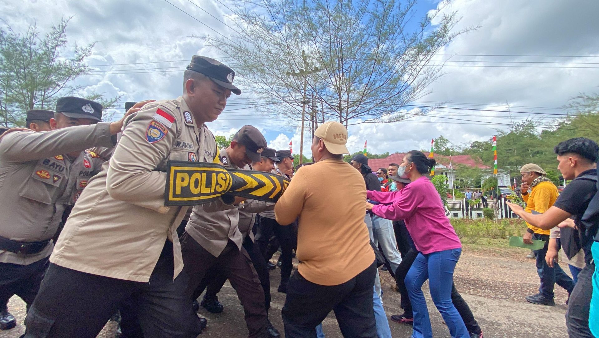 Tolak Hasil Pemilu, Polisi Lumpuhkan Pendemo Anarkis di Kantor KPUD Bintan
