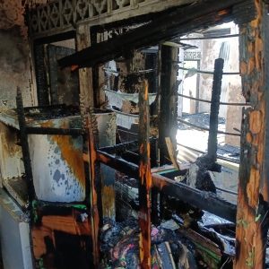 Kapolsek Bintan Timur Salurkan Bansos Kapolda Kepri Untuk Korban Kebakaran