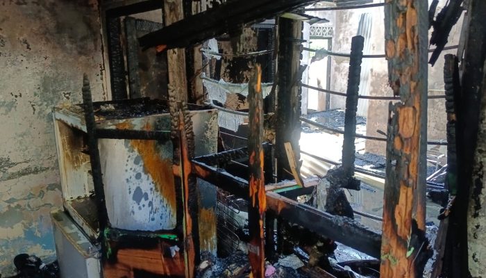 Kapolsek Bintan Timur Salurkan Bansos Kapolda Kepri Untuk Korban Kebakaran