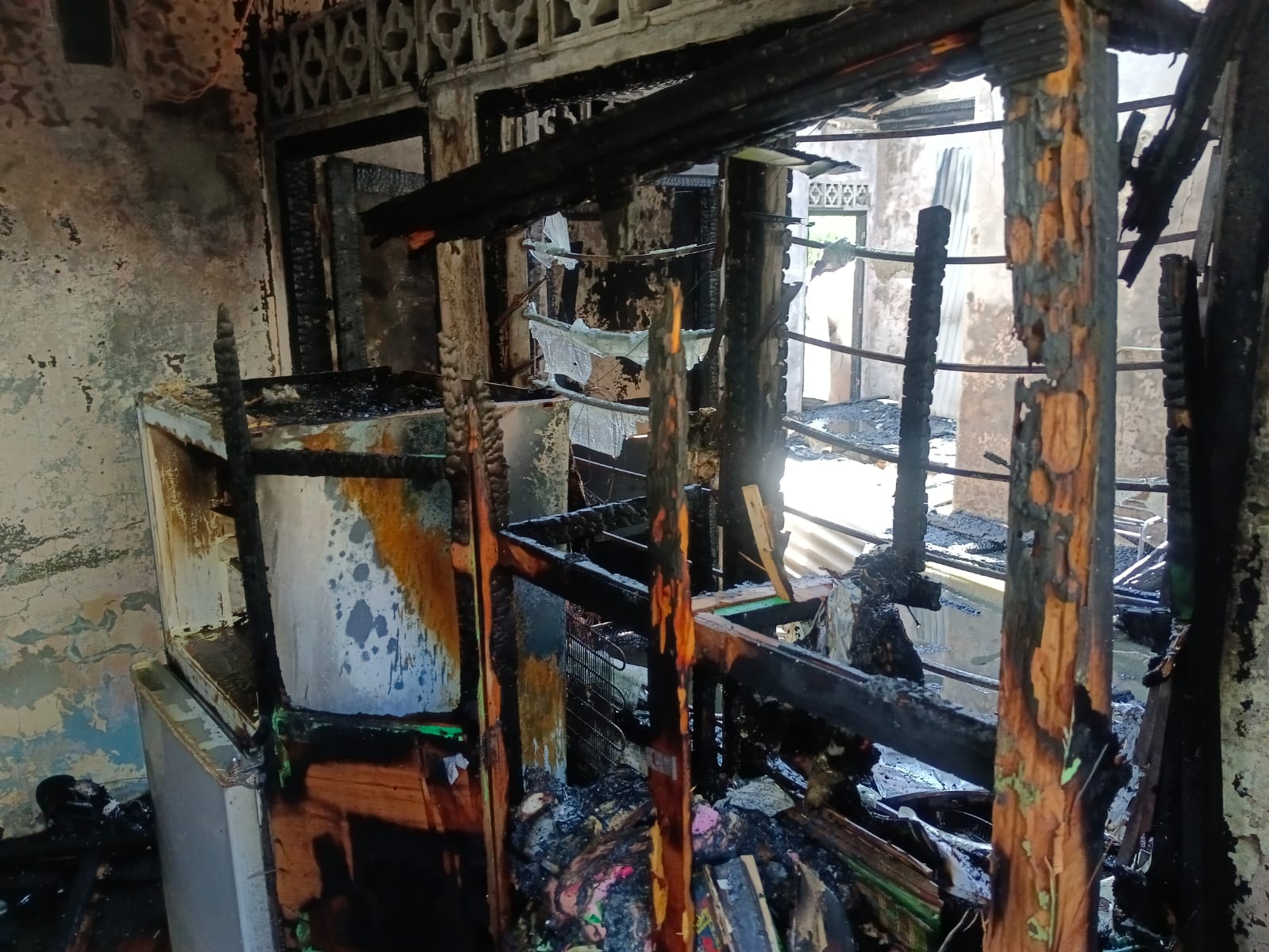 Kapolsek Bintan Timur Salurkan Bansos Kapolda Kepri Untuk Korban Kebakaran